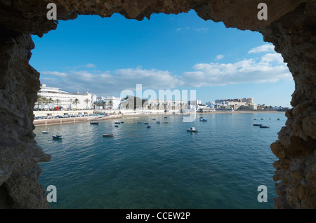 Vue de la plage de La Caleta, se dresse l'antiques thermes de La Palma, Cadix, Espagne, anadalucia Banque D'Images