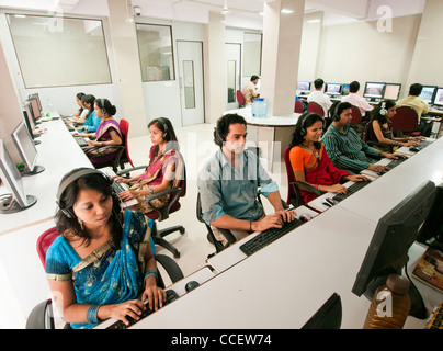 Des personnes qui travaillent dans un centre d'appels externalisation basée à Mumbai, Inde Banque D'Images