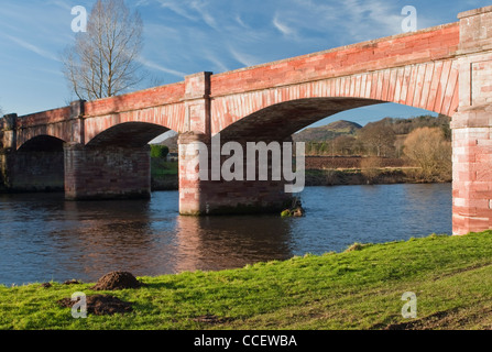 Mertoun Bridge, un grès de couleur rouge, pont sur la rivière Tweed près de Kelso dans les frontières Sottish (Roxburghsire) Banque D'Images