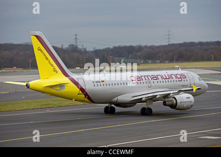 Germanwings Airbus A319 avion de passagers taxer l'aéroport international de Düsseldorf Allemagne Banque D'Images