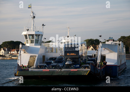 La chaîne Sandbanks ferry transportant sa cargaison de véhicules et de passagers à travers l'embouchure du port de Poole à Shell Bay. Dorset, Angleterre, Royaume-Uni. Banque D'Images