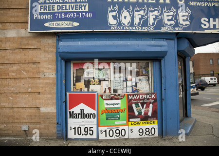 Les annonces de cigarettes plaqué sur une petite épicerie dans Flatbush, Brooklyn. Banque D'Images