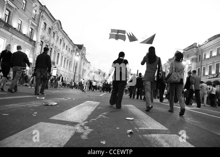 Nuit des voiles Rose. L'avenue Nevsky Prospekt () - la rue principale de la ville de Saint-Pétersbourg. Une foule de personnes. Banque D'Images