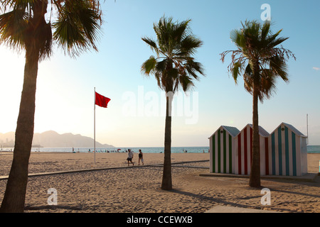 Cabines de plage sur la plage de Benidorm Banque D'Images