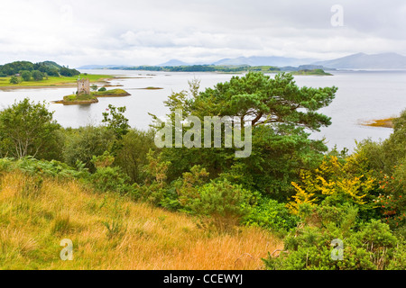 Vue sur Château de Stalker sur le Loch Linnhe Loch Laich off sur la côte ouest de l'Ecosse Banque D'Images