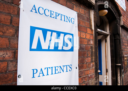 Accepter les patients du NHS signe à un cabinet de dentiste, UK Banque D'Images