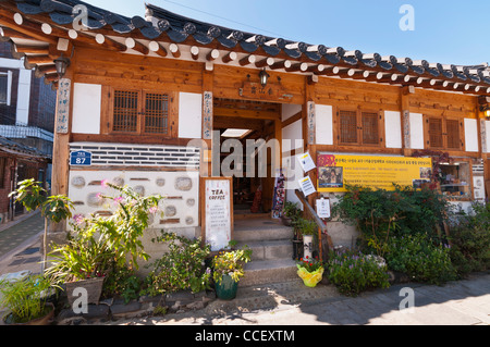 Maison traditionnelle coréenne dans le village de Bukchon Hanok qui est maintenant utilisé comme Tea & Coffee House, Seoul, Corée du Sud Banque D'Images