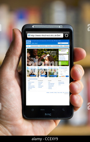 Le site web des conseils de santé NHS Direct vu sur un smartphone HTC, England, UK Banque D'Images