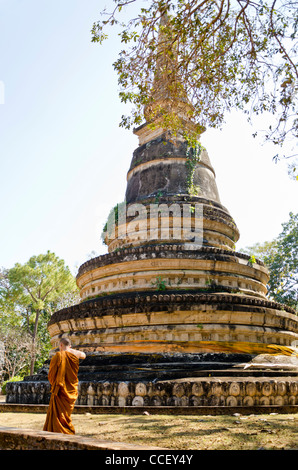 Le moine bouddhiste en robe orange marche par stupa de Wat U Mong temple à Chiang Mai Thaïlande Banque D'Images