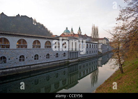 Une vue de la rivière Ljubljanica et remblai en automne. Banque D'Images