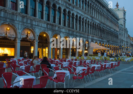 Terrasses de cafés à la tombée de la Piazza San Marco la place Saint Marc au quartier de San Marco Venise Vénétie Italie Europe du nord Banque D'Images