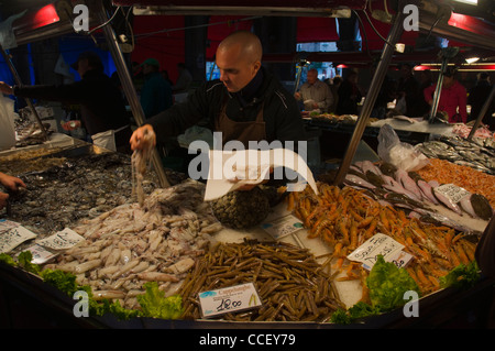 Le Rialto Pescheria seafood market Sestiere San Polo Venise district la région de Vénétie en Italie du nord Europe Banque D'Images