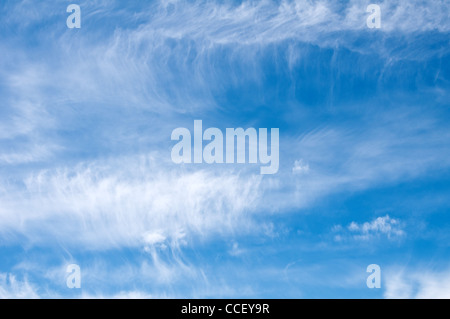 Ciel bleu avec des nuages Banque D'Images