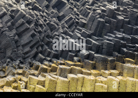 Des formations de roche de basalte volcanique sur l'île de Staffa, Argyll, Scotland. Banque D'Images