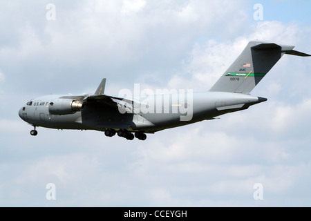 Us air force c-17 cargo l'atterrissage sur l'aéroport de Francfort Banque D'Images