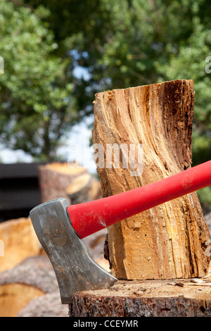 Close-up of ax coincé dans tree stump Banque D'Images