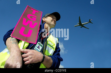 Les membres du TGWU sur une ligne de piquetage à l'aéroport de Gatwick. Banque D'Images