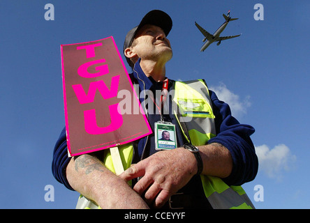 Les membres du TGWU sur une ligne de piquetage à l'aéroport de Gatwick. Banque D'Images