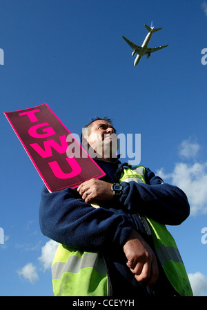 Les membres du TGWU sur une ligne de piquetage à l'aéroport de Gatwick. Banque D'Images