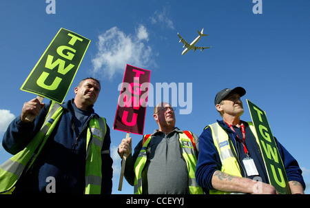 Les membres du TGWU sur une ligne de piquetage à l'aéroport de Gatwick. Banque D'Images