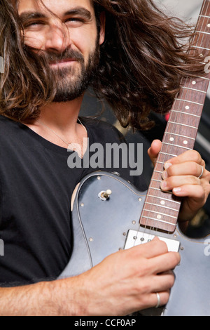 Casual man playing guitar Banque D'Images