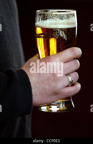 Homme tenant un verre de bière. Banque D'Images