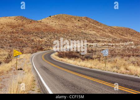 Route de campagne dans le Nouveau Mexique à l'ouest de Socorro. Banque D'Images