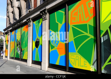 Harvey Nichols extérieur grand magasin commerce de détail commerce de juin colorés vente d'été affiche vitrée à Knightsbridge Londres Angleterre Royaume-Uni Banque D'Images