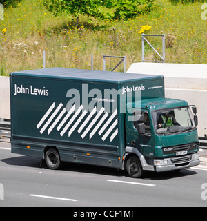 John Lewis, magasin de vente au détail de la chaîne de livraison camion DAF en voiture sur autoroute M25 Essex England UK Banque D'Images