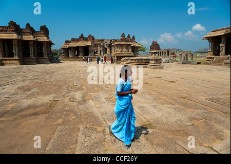 Femme dans les ruines du temple Vithala à Hampi, Karnataka, Inde. Banque D'Images