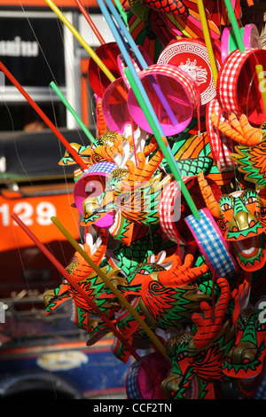 Papier Jouets dragon chinois en vente dans le quartier chinois de Bangkok, un jour avant le nouvel an chinois, le 22 janvier 2012. Thaïlande Banque D'Images