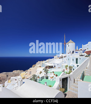 Une vue sur un village sur l'île de Santorin en Grèce Banque D'Images