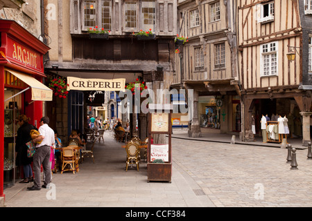 Magasins, restaurants et bâtiments à colombages anciens au cœur de la cité médiévale de Dinan, Bretagne, France. Banque D'Images