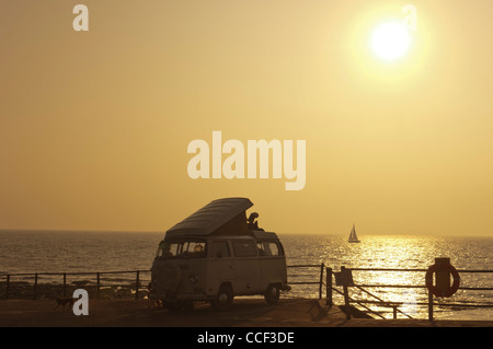 VW camper van garé sur le bord de mer à l'aube. Broastairs. Île de Thanet. Kent. L'Angleterre. UK Banque D'Images