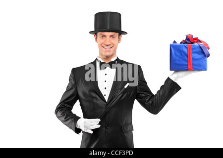 Magicien tenant une baguette magique et un don isolé sur fond blanc Banque D'Images