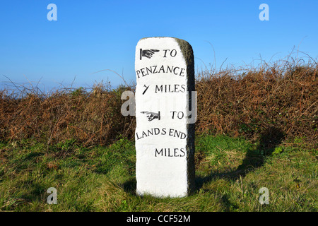 Un marqueur d'étape près de Lands End en Cornouailles, Royaume-Uni Banque D'Images