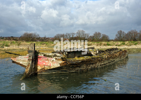 L'épave d'un vieux chaland en bois abandonnés dans la rivière Medway Banque D'Images