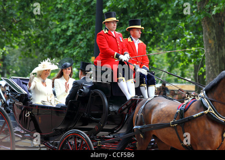 Camilla Parker Bowles (duchesse de Cornwall) et Catherine / Kate Middleton (duchesse de Cambridge) participent au défilé de Trooping The Color, Londres Banque D'Images