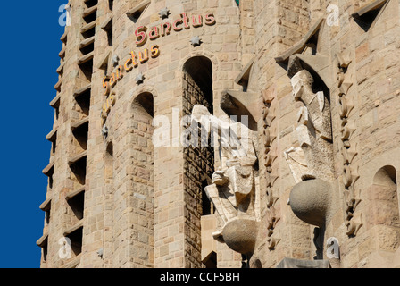 Barcelone, Espagne. Temple de la Sagrada Familia (Antoni Gaudi, commencé en 1882, pas encore achevé) Détail de l'ouest de tours Banque D'Images