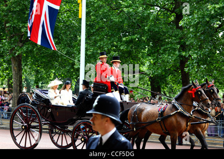 Camilla Parker Bowles (duchesse de Cornwall) et Catherine / Kate Middleton (duchesse de Cambridge) participent au défilé de Trooping The Color, Londres Banque D'Images