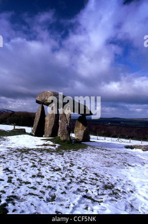 Pentre Ifan chambre funéraire néolithique dans la neige près de Pembrokeshire Newport West Wales UK Banque D'Images