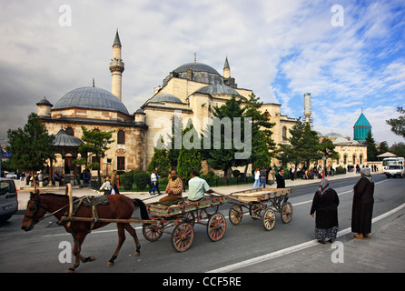Le Selimiye Camii (mosquée), à gauche et le dôme turquoise du musée Mevlana, Konya, Anatolie, Turquie Banque D'Images
