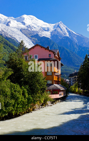 L'Arve circulant dans la station de Chamonix Mont Blanc, en Savoie dans les Alpes Françaises Banque D'Images