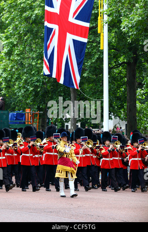 Le brass band de membres de l'Irlandais et Coldstream Guards marchant le long de Pall Mall durant la parade la couleur, Londres, Angleterre 2011 Banque D'Images