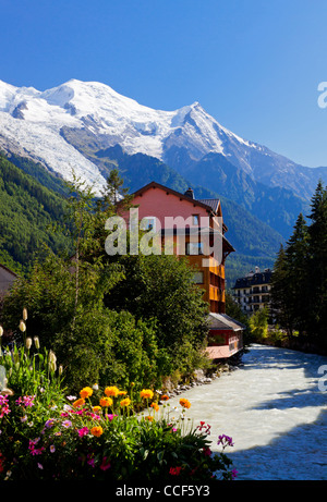 L'Arve circulant dans la station de Chamonix Mont Blanc, en Savoie dans les Alpes Françaises Banque D'Images