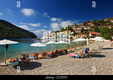 Assos (ou 'Asos') L'un des plus beaux villages de Céphalonie, sur la partie nord de l'île. La mer Ionienne, en Grèce Banque D'Images