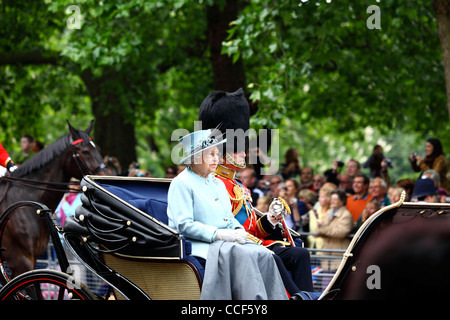 La reine Elizabeth II et le prince Philip passent le long du Pall Mall en voiture pendant les défilés Trooping The Color, Londres, Angleterre. Juin 11th 2011 Banque D'Images