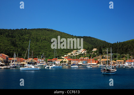 L'île de Céphalonie, Grèce. Vue partielle de Fiskardo village parmi les plus beaux de l'île, favori des skippers. Banque D'Images