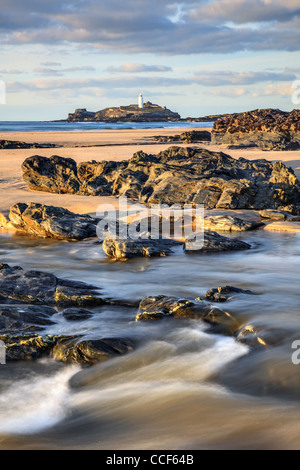 L'île de Cornwall Godrevy Godrevy avec plage et de la rivière Rouge dans l'avant-plan Banque D'Images