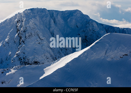 Le Ben Nevis face Nord vue de l'hiver rigoureux au cours de Nevis range couvert de neige soleil clair avec les randonneurs et grimpeurs sur divers ridges.Scottish Highl Banque D'Images